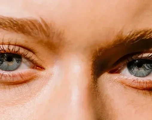 Recorte aproximado dos olhos de uma mulher