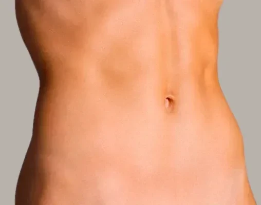 Recorte aproximado do abdômen de uma mulher