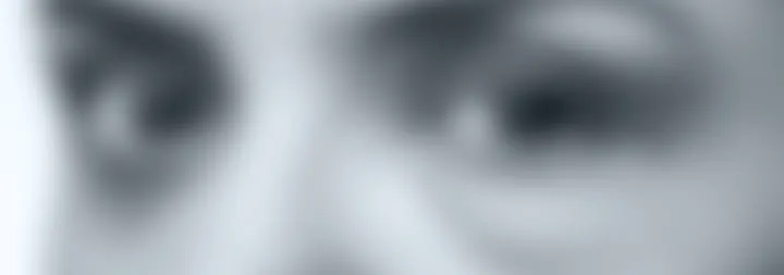 Recorte desfocado da região dos olhos, mostrando pálpebras e sobrancelhas